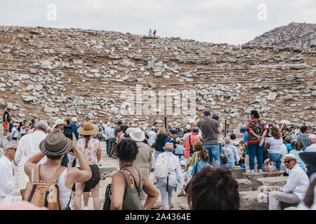 Delos, Griechenland - 20 September, 2019: Große Zahl der Touristen beobachten Leistung an das antike Theater auf der griechischen Insel Delos, ein archäologisches Stockfoto