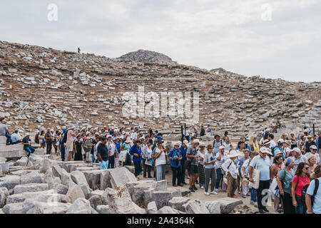 Delos, Griechenland - 20. September 2019: Große Anzahl von Touristen nach Leistung an das antike Theater auf der griechischen Insel Delos, ein archaeo Stockfoto