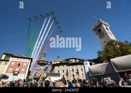 Trento, Italien. 11 Okt, 2019. Die Frecce Tricolori während der 'Ausführen'˜ Il Festival dello Sport" in Trento, Italien. Die Sports Festival ist eine einzigartige Chance für Fans und Enthusiasten ihre Idole zu treffen und zu versuchen, eine Reihe von sportlichen Aktivitäten. Credit: James Gasperotti/ZUMA Draht/Alamy leben Nachrichten Stockfoto