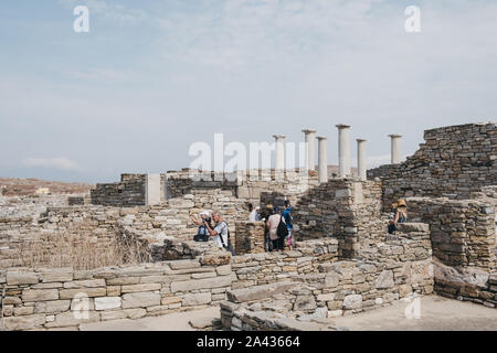 Delos, Griechenland - 20 September, 2019: die Menschen zu gehen und die Bilder von den Ruinen auf der Insel Delos, eine archäologische Stätte in Griechenland in der Nähe von Meine Stockfoto