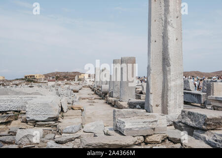 Delos, Griechenland - 20 September, 2019: Säulen und Ruinen auf die heilige Insel Delos, Griechenland, eine archäologische Stätte in der Nähe von Mykonos in der AEG Stockfoto