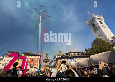 Trento, Italien. 11 Okt, 2019. Die Frecce Tricolori während der 'Ausführen'˜ Il Festival dello Sport" in Trento, Italien. Die Sports Festival ist eine einzigartige Chance für Fans und Enthusiasten ihre Idole zu treffen und zu versuchen, eine Reihe von sportlichen Aktivitäten. Credit: James Gasperotti/ZUMA Draht/Alamy leben Nachrichten Stockfoto