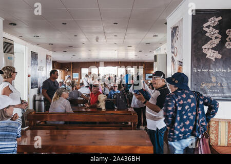 Delos, Griechenland - 20 September, 2019: Die Menschen warten auf den Anschlusszug Delos Touren Boot, nur hat sie die Insel Delos, einem berühmten archäologischen angekommen Stockfoto