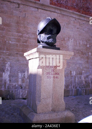 Statue mit Büste Francisco de Orellana in Trujillo. Am 29. Januar 2010. Trujillo, Cáceres, Extremadura, Europa. Reisen Tourismus Street Fotografie Stockfoto