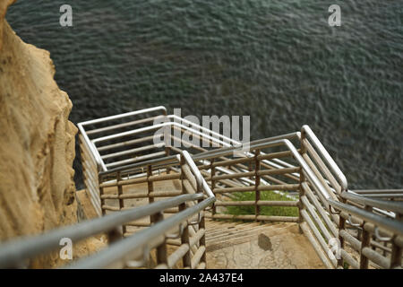 Strand Treppe in Sunset Cliffs Natural Park, San Diego. Großartiger Ort, um die Wellen und die Kraft des Ozeans zu sehen Stockfoto