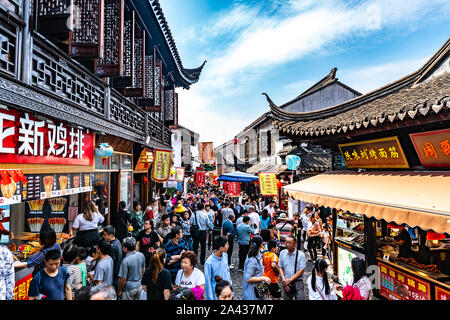 Shanghai Nanxiang Altstadt Canal City malerischen Einkaufsstraße mit Wandern Menschen an einem sonnigen blauen Himmel Tag Stockfoto