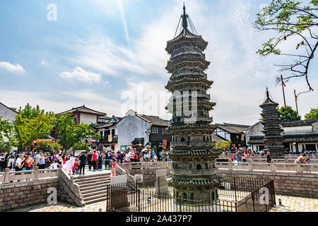 Shanghai Nanxiang Altstadt Canal City malerische Stein Pagode mit Wandern Menschen an einem sonnigen blauen Himmel Tag Stockfoto