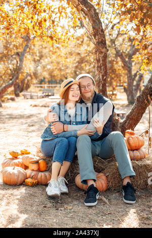 Junger erwachsener Mann und eine Frau umarmen und gemeinsam träumen Stockfoto