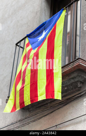 Flagge von Katalonien auf dem Balkon eines Gebäudes in Barcelona. Symbol der Unabhängigkeit der spanischen Region Stockfoto