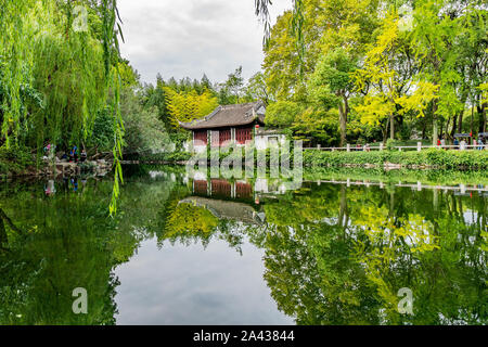 Shanghai Nanxiang Altstadt Canal City malerischen Guyi Gongyuan Chinesischen Garten mit traditionellen Gebäude am See Stockfoto