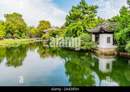 Shanghai Nanxiang Altstadt Canal City malerischen Guyi Gongyuan Chinesischen Garten mit traditionellen Gebäude am See Stockfoto