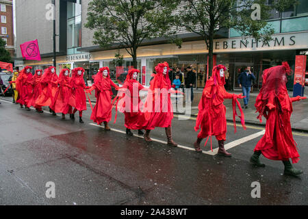 London, UK, 11. Oktober 2019. Die rote Rebellen Brigade vom Aussterben Rebellion in rot gekleidet das Blut von 1000 oder mehr tote oder sterbende Tier- und Pflanzenarten zu vertreten Sie in einer Linie auf der Oxford Street am fünften Tag des Klimawandels Proteste als Teil einer Kampagne der Regierung ein Klima Notfall- und eine Verpflichtung dazu verpflichtet, dem Verlust der biologischen Vielfalt und der Net keine CO2-Emissionen bis 2025 und für die Schaffung eines Europas der Bürger, Montage auf Klima und ökologische Gerechtigkeit zu erklären, zu erzwingen. Credit: Amer ghazzal/Alamy leben Nachrichten Stockfoto