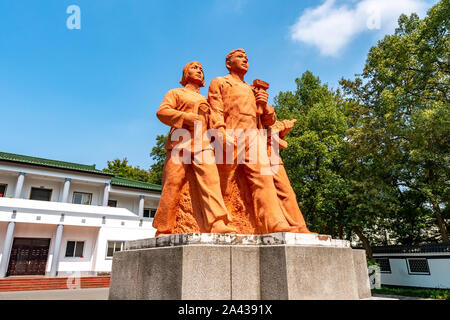 Wuhu Anhui Zheshan Gongyuan Park Statue von Chinesischen Drei kommunistischen Arbeiter vor Huishang Museum auf einem sonnigen blauen Himmel Tag Stockfoto