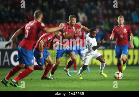 England's Raheem Sterling (Zweiter von rechts) hält aus der Tschechischen Republik Verteidigung während der UEFA EURO 2020 Qualifikation, Gruppe, ein Gleiches an Sinobo Stadium, Prag. Stockfoto