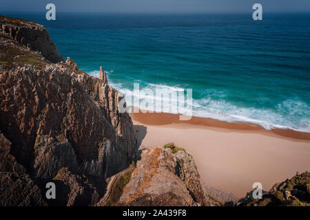 Felsige Klippen am Praia Grande am Atlantik, Sintra, Portugal, Europa Stockfoto