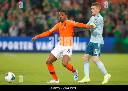 ROTTERDAM, 10-10-2019, Stadion De Kuip, EM-Qualifikationsspiel Niederlande vs Nordirland. Niederlande player Giorginio Wijnaldum und Nordirland Kapitän Steven Davis während des Spiels Niederlande vs Nordirland 3-1. Stockfoto