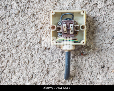 Zeit für die Renovierung des Lichtschalters Stockfoto