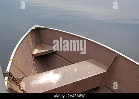 Alte rosa Beiboot/Ruderboot angedockt am Pier am See Stockfoto