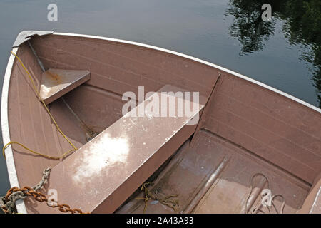 Alte rosa Beiboot/Ruderboot angedockt am Pier am See Stockfoto