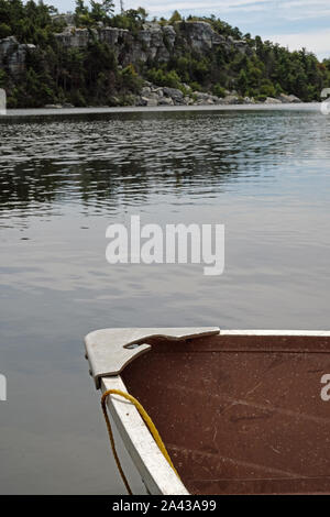 Alte rosa Beiboot/Ruderboot angedockt am Pier am See Stockfoto