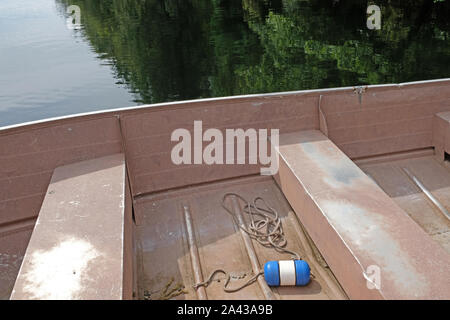 Alte rosa Beiboot/Ruderboot angedockt am Pier am See Stockfoto