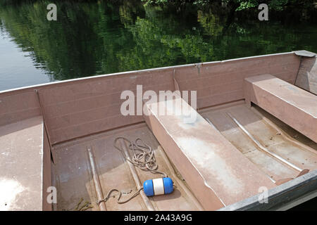 Alte rosa Beiboot/Ruderboot angedockt am Pier am See Stockfoto