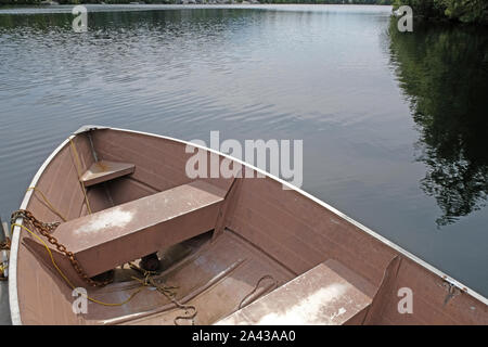 Alte rosa Beiboot/Ruderboot angedockt am Pier am See Stockfoto