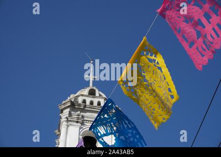 La Iglesia de Santa Ana, Kirche Santa Ana, Barrio de Peralvillo, Cuauhtémoc. Papel picado (papierfahnen geschnitten) und Glockenturm mit Kreuz. Mexiko Stadt. Stockfoto