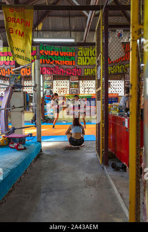 Fit Damen Training in einem Muay Thai (Thai Kickboxen) Turnhalle in Bangkok, Thailand Stockfoto