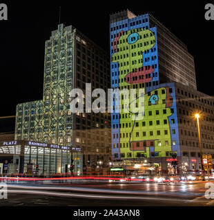 Berlin, Deutschland. 11 Okt, 2019. Das Beisheim Center am Potsdamer Platz ist für den Start der "Festival der Lichter" beleuchtet. Credit: Paul Zinken/dpa/Alamy leben Nachrichten Stockfoto