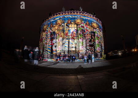 Berlin, Deutschland. 11 Okt, 2019. Das Bode-museum ist für den Start der "Festival der Lichter" beleuchtet. Credit: Paul Zinken/dpa/Alamy leben Nachrichten Stockfoto