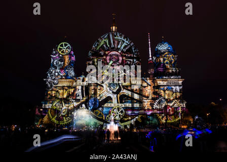 Berlin, Deutschland. 11 Okt, 2019. Zu Beginn des "Festival der Lichter" ist der Berliner Dom beleuchtet. Credit: Paul Zinken/dpa/Alamy leben Nachrichten Stockfoto