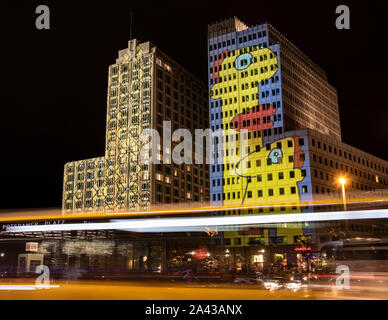 Berlin, Deutschland. 11 Okt, 2019. Das Beisheim Center am Potsdamer Platz ist für den Start der "Festival der Lichter" beleuchtet. Credit: Paul Zinken/dpa/Alamy leben Nachrichten Stockfoto