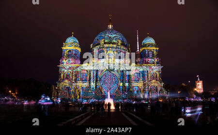 Berlin, Deutschland. 11 Okt, 2019. Zu Beginn des "Festival der Lichter" ist der Berliner Dom beleuchtet. Credit: Paul Zinken/dpa/Alamy leben Nachrichten Stockfoto