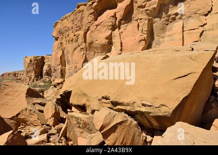 Die Leute auf der Bonito übersehen, bleibt der bedrohenden Felsen, fiel 1/22/1941 Pueblo Bonito (850-1250 s), Chaco Canyon, NM 190912 61339 Stockfoto