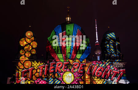 Berlin, Deutschland. 11 Okt, 2019. Zu Beginn des "Festival der Lichter" ist der Berliner Dom beleuchtet. Credit: Paul Zinken/dpa/Alamy leben Nachrichten Stockfoto