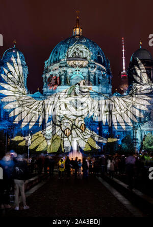 Berlin, Deutschland. 11 Okt, 2019. Zu Beginn des "Festival der Lichter" ist der Berliner Dom beleuchtet. Credit: Paul Zinken/dpa/Alamy leben Nachrichten Stockfoto