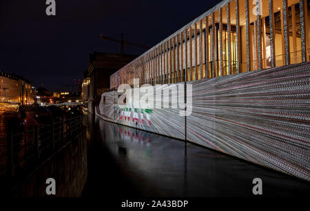 Berlin, Deutschland. 11 Okt, 2019. Die James Simon Galerie ist für den Start der "Festival der Lichter" beleuchtet. Credit: Paul Zinken/dpa/Alamy leben Nachrichten Stockfoto