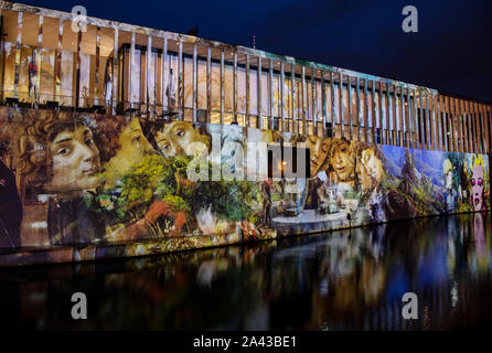 Berlin, Deutschland. 11 Okt, 2019. Die James Simon Galerie ist für den Start der "Festival der Lichter" beleuchtet. Credit: Paul Zinken/dpa/Alamy leben Nachrichten Stockfoto