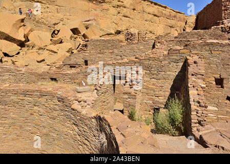 Bleibt der bedrohenden Felsen, fiel 1/22/1941 im Hintergrund, Kiva und mehrstöckigen Osten Zimmer Block, Pueblo Bonito (850-1250 s), Chaco Canyon, NM Stockfoto
