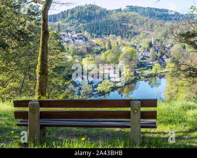 Blick von der Bank zu Ziegenrück in Thüringen Stockfoto