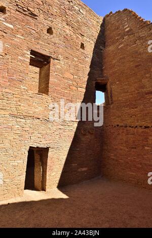 Eckfenster, innerhalb einer Multi-level Osten Zimmer Block, Pueblo Bonito (850-1250 s), Chaco Canyon, NM 190912 61369 Stockfoto