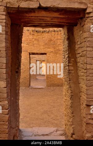 Türen, in einem mehrstufigen Osten Zimmer Block, Pueblo Bonito (850-1250 s), Chaco Canyon, NM 190912 61376 Stockfoto