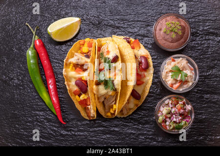 Drei mexikanische Tacos auf Schiefer Stockfoto