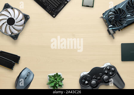 Computer gaming Komposition Konzept mit Computer Teile und Spiele Joypad. Stockfoto