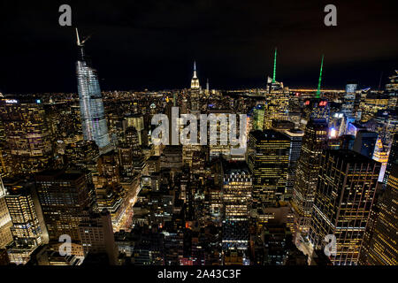 New York, USA. 10 Okt, 2019. Foto von oben auf den Felsen am Rockefeller Center genommen wird, zeigt die Nacht Blick auf Manhattan, New York, USA, am Okt. 10, 2019. Credit: Li Muzi/Xinhua/Alamy leben Nachrichten Stockfoto
