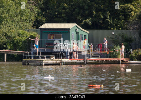 Einheimische Abkühlen am Hampstead Heath Männer Teich während der hitzewelle am Mittwoch, den 24. Juli 2019 in London. Stockfoto