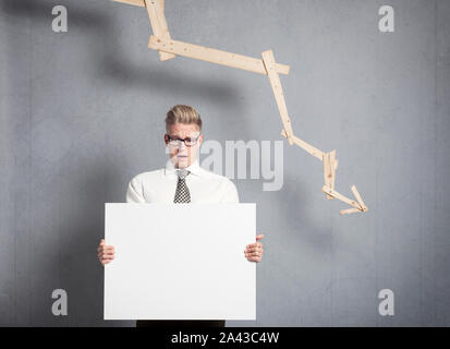 Betroffenen Unternehmer, die Verkleidung vor Absteigend graph. Stockfoto