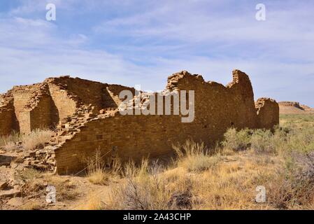 Rückwand, 3-stöckiges Ausgehobener große Haus, Wijiji (1100-1150 s), Chacoan Ausreißer, Chaco Canyon, NM 190914 61458 Stockfoto