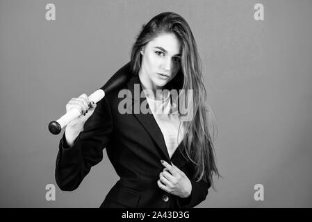 Business Lady Boss. Zeit erfordert entscheidende Maßnahmen. Vertrauen und Stärke. Das Spiel. Bauen Karriere. Frau hübsches Mädchen tragen formalen Jacke und halten Sie Baseball Bat. Business Strategie. Aggressiv. Stockfoto